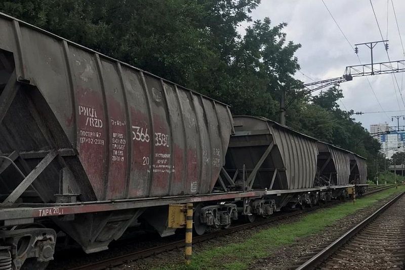В Краснодаре 12-летнего мальчика ударило током на вагоне грузового поезда. Он жив