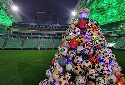 На стадионе «Фишт» установили уникальную елку из мячей