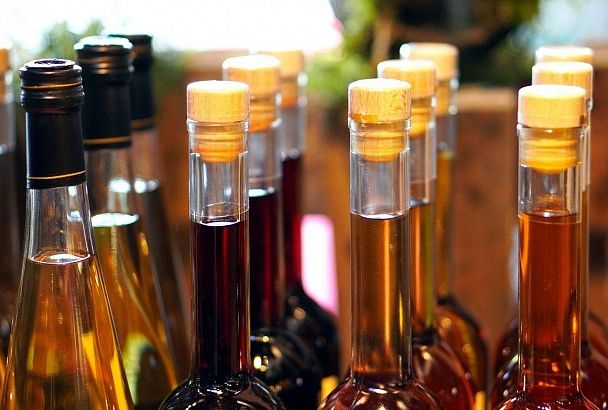 Водка, виски, коньяк: сотрудники ФСБ обнаружили подпольный цех с 40 тыс. литров нелегального алкоголя