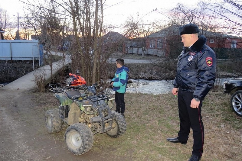 В Краснодарском крае полицейским попался 11-летний водитель квадроцикла