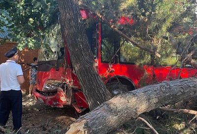 В Анапе шестерых пассажиров маршрутки увезли в больницу после ДТП. Количество пострадавших уточняется