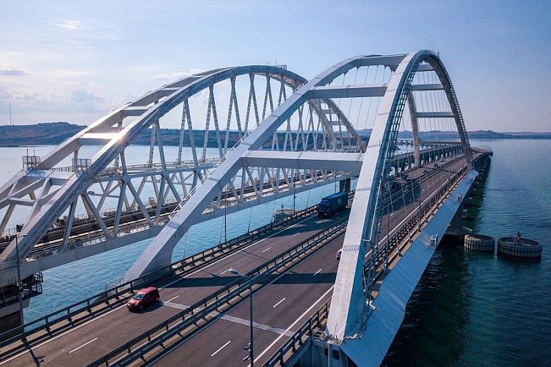 Крымский мост открыли для проезда автомобилей