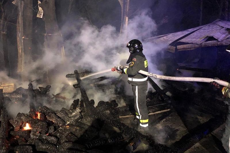 МЧС показало последствия крупного пожара у башни Ахун в Сочи