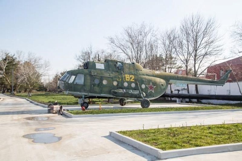 В сквере военной техники в Анапе установили вертолет МИ-8