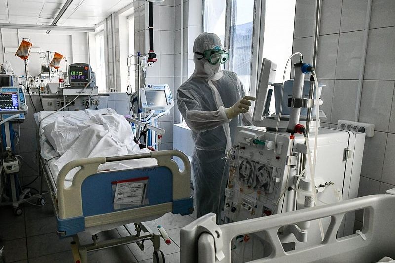Новый антирекорд: в России за сутки умерли более 900 больных COVID-19