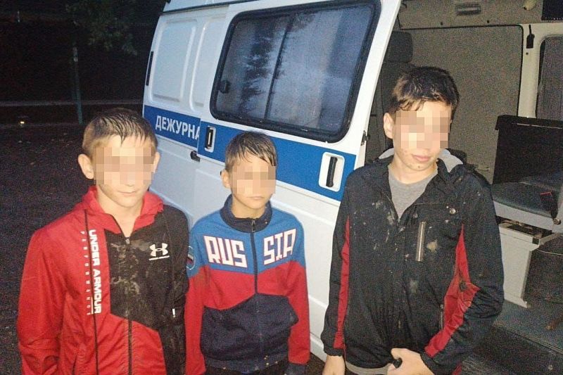 Полицейские за час нашли заблудившихся в лесу под Майкопом трех мальчиков