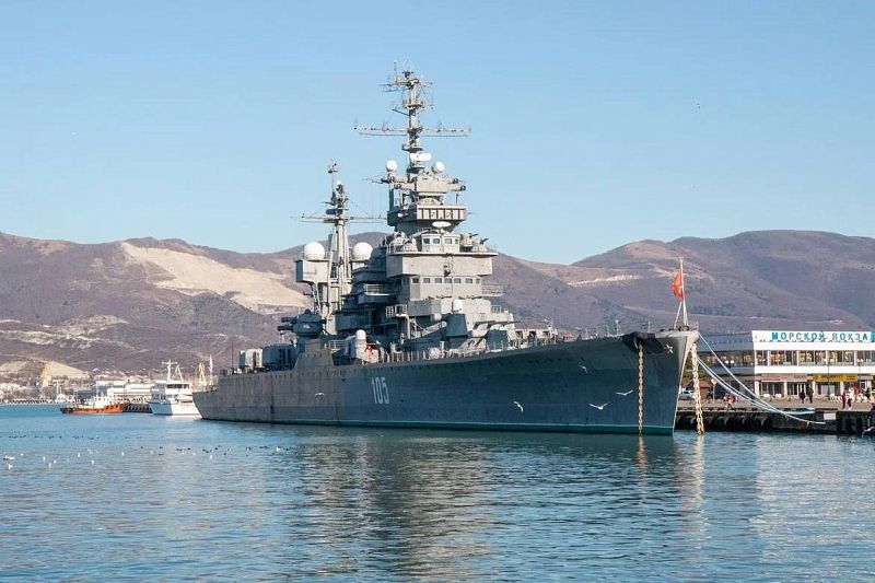 Экипажи кораблей «Оленегорский горняк» и «Суворовец» отразили атаку надводных дронов в Новороссийске