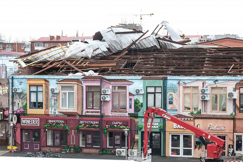 В Краснодаре 25 аварийных бригад устраняют последствия урагана