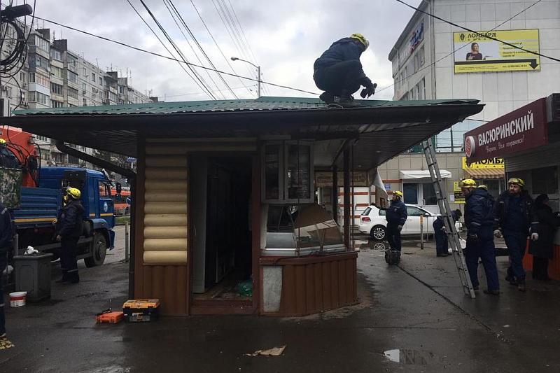 Незаконные торговые павильоны сносят на ул. Сормовской в Краснодаре
