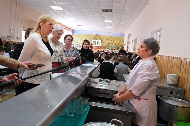 Вице-губернатор Анна Минькова проверила организацию питания детей в школах Кубани