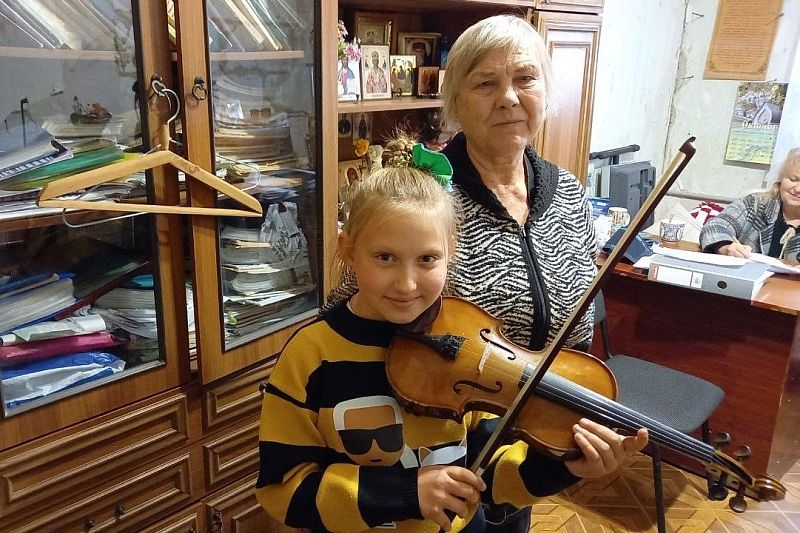 Скрипачка Соня и ее учительница Людмила Гончарова.