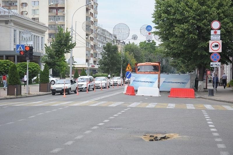 В Краснодаре прокладывают новый пластиковый трубопровод на улице Красной