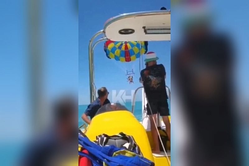 «Трос оборвался!»: в Геленджике момент падения туристов с парашюта в море попал на видео