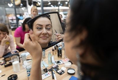 В Краснодаре на мастер-классе «Девушка-весна» визажисты научили мам премудростям макияжа