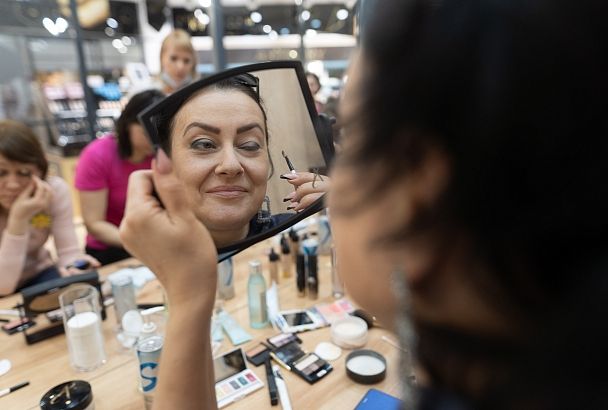В Краснодаре на мастер-классе «Девушка-весна» визажисты научили мам премудростям макияжа