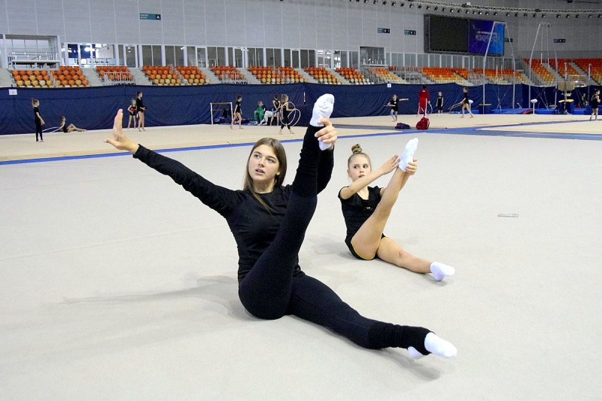 Четырехкратная чемпионка мира по художественной гимнастике Александра Солдатова провела мастер-класс для девочки из многодетной семьи