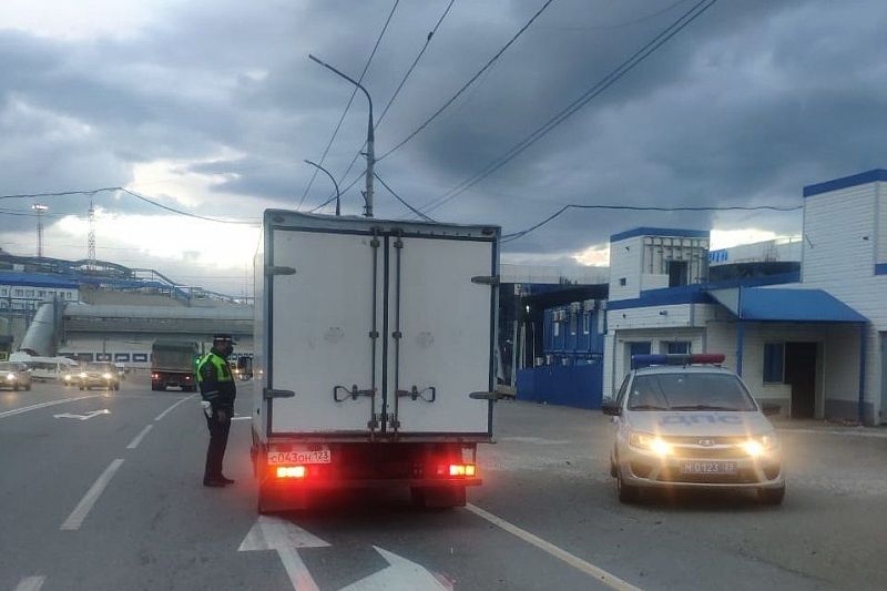На трассе М-4 «Дон» между Геленджиком и Новороссийском из-за ветра ограничено движение грузовиков 