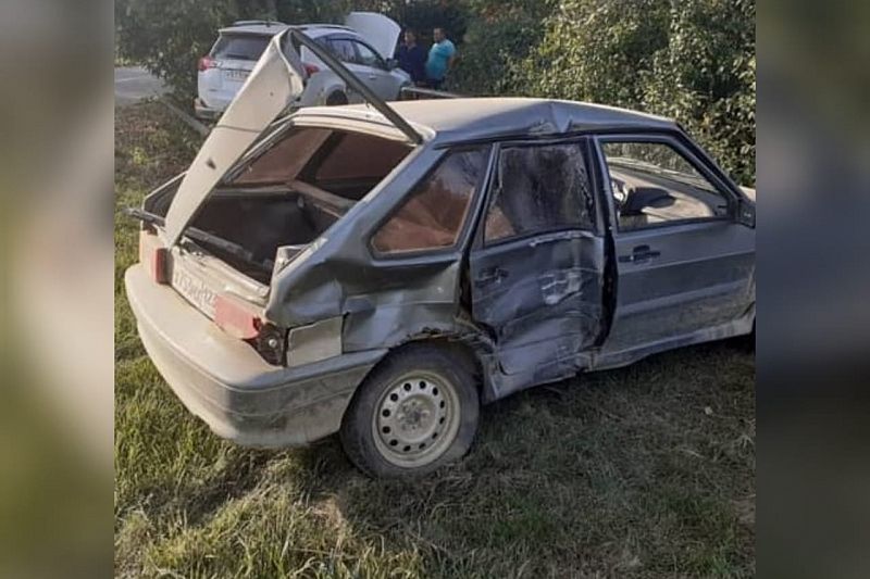 В Краснодарском крае при столкновении двух автомобилей пострадала 17-летняя девушка