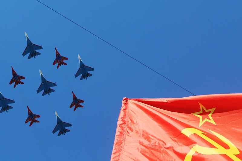 Салюты и авиационный парад: Россия отметит День Победы в режиме самоизоляции