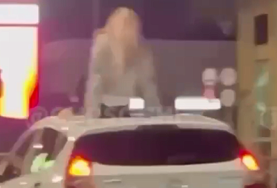 Полицейские оштрафовали водителя, прокатившего девушку по Сочи на крыше авто 