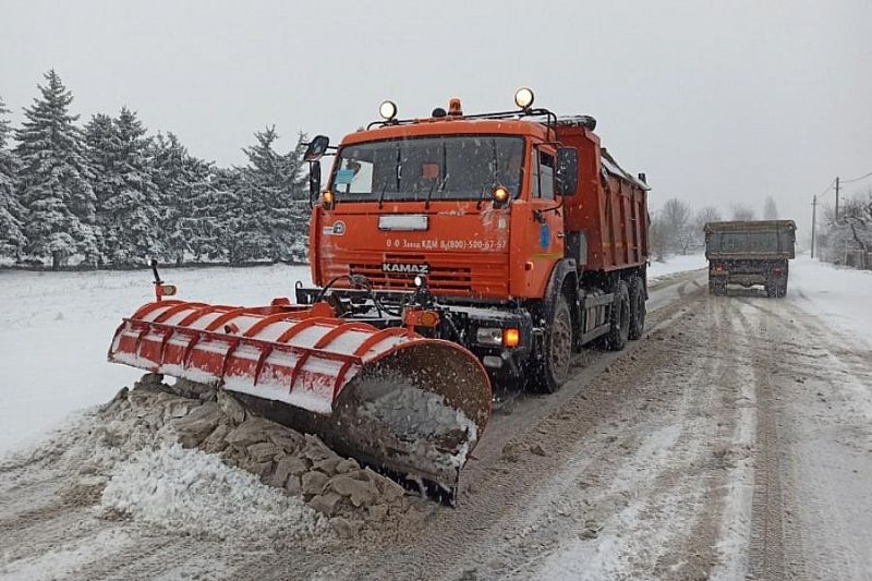 Более 200 единиц техники расчищает трассы Краснодарского края от снега