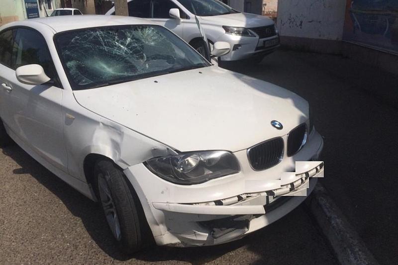 В Краснодаре женщина за рулем BMW сбила 32-летнего мужчину на электросамокате