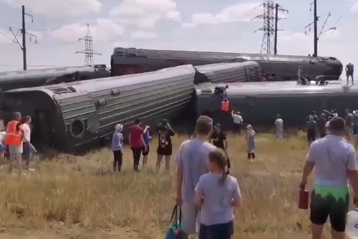 Вагоны поезда Казань-Адлер сошли с рельсов и опрокинулись под Волгоградом