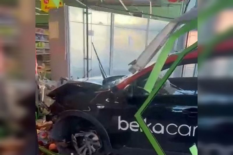 Водитель каршерингового авто проломил двери и въехал в магазин «Пятерочка» в Сочи