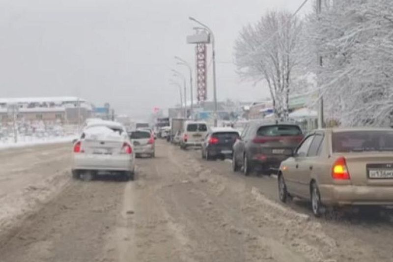 Город в пробках: движение на дорогах Краснодара утром 8 февраля затруднено из-за снега