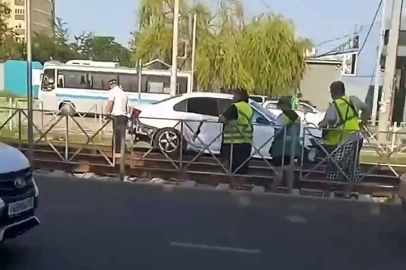 В Краснодаре водитель Volkswagen вылетел на трамвайные пути, уходя от столкновения с иномаркой
