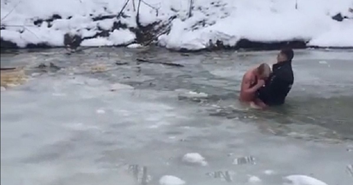 Заставила купаться. Утонувший человек подо льдом. Из подо льда.