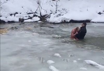 Полицейский вытащил из-подо льда в реке голого мужчину. Он умер по пути в больницу
