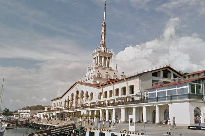 Незаконную пристройки к зданию морского вокзала в Сочи демонтировали