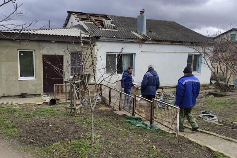 В пострадавшем от ветра доме многодетной семьи из Новороссийска заменят кровлю