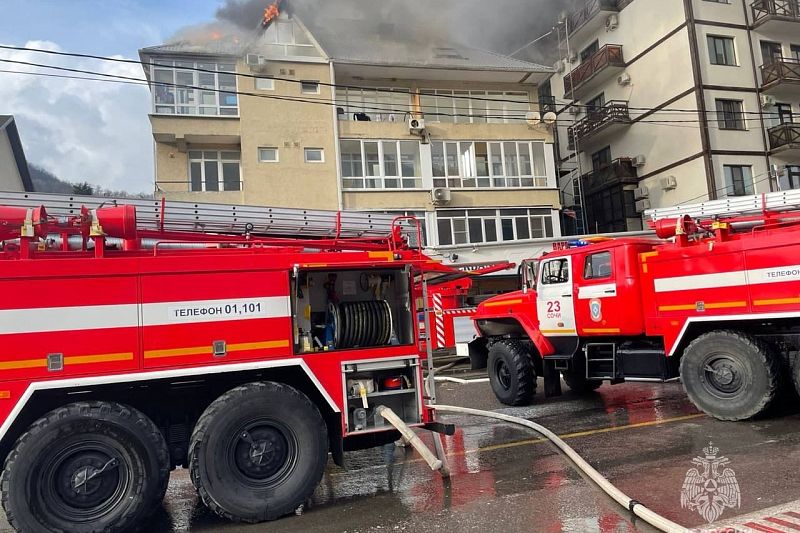 Из горящего четырехэтажного дома в пригороде Сочи эвакуировали 40 человек