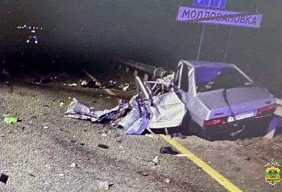 Фура смяла легковушку на трассе в Краснодарском крае. 4 человека погибли