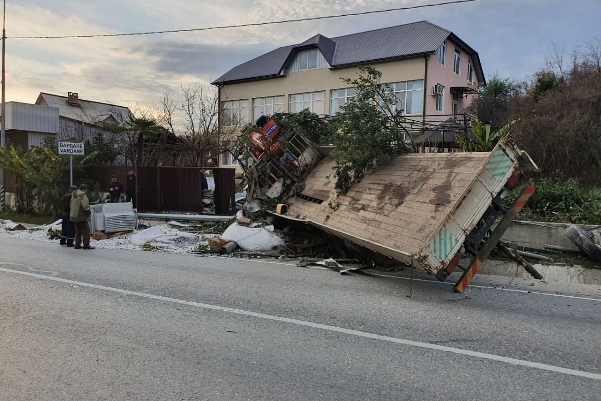 Опубликованы фотографии с места жесткой аварии в Сочи, где пострадали 3 человека