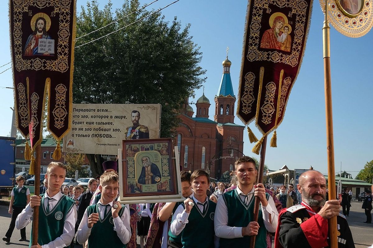 Возле каждого поклонного креста был отслужен молебен.