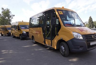 Российские регионы получат несколько тысяч новых автомобилей скорой помощи и школьных автобусов