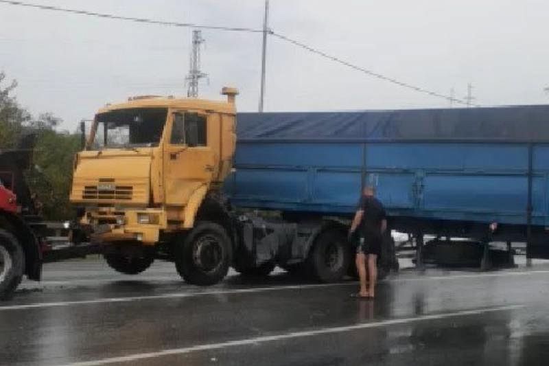 На трассе Новороссийск – Керчь восстановлено движение после ДТП с фурой