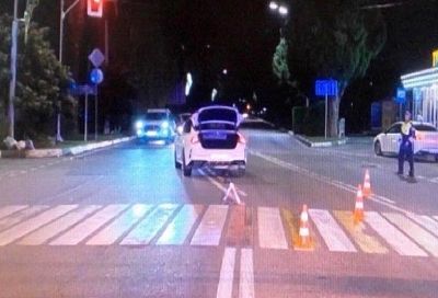 В Сочи пьяный пешеход переходил дорогу на красный свет и попал под колеса иномарки