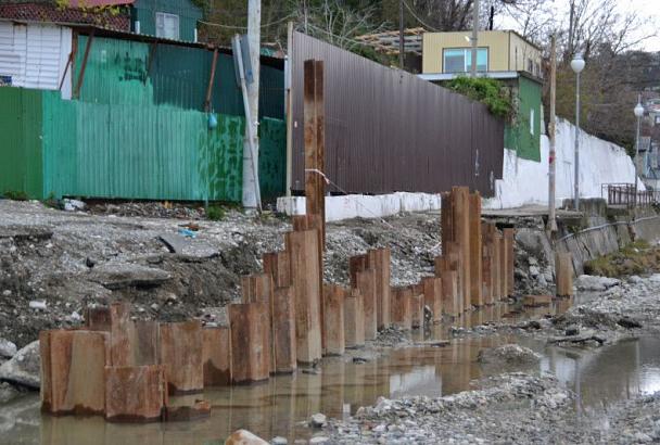 В Туапсе восстанавливают разрушенный во время наводнения участок русла реки Паук