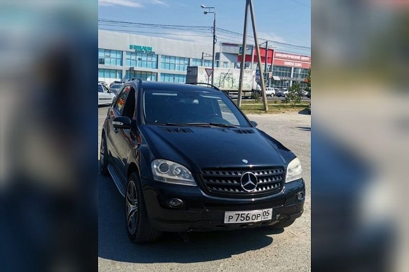 В Анапе полиция нашла проехавшего за «скорой» водителя Mercedes