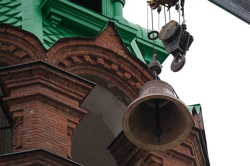 Новые колокола подняли на звонницу Свято-Троицкого собора в Краснодаре