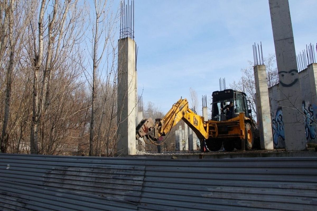 В «Городскому саду» Краснодара сносят двухэтажный долгострой