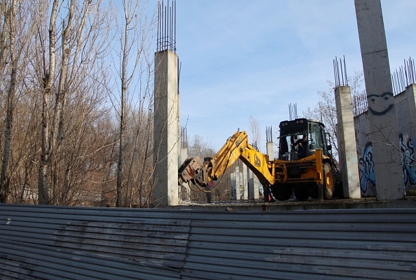 В «Городскому саду» Краснодара сносят двухэтажный долгострой