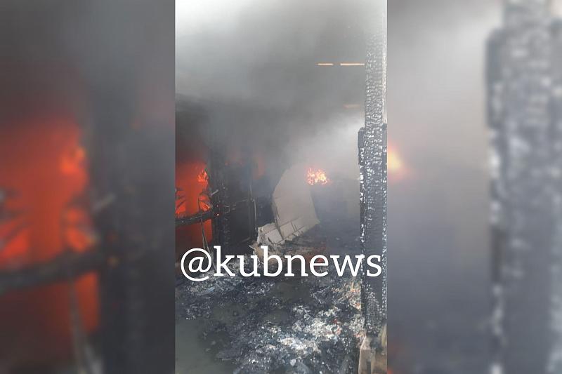 В Краснодаре сгорела хозпостройка на площади 150 кв. м