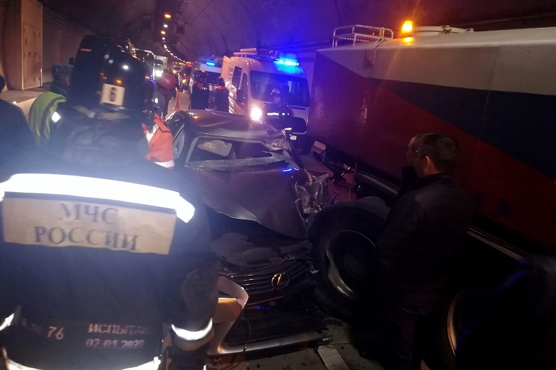 В Сочи спасатели вытащили мертвого водителя из искореженного в массовом ДТП автомобиля