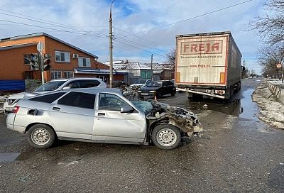 В Адыгее водитель без прав на ВАЗе влетел в фуру