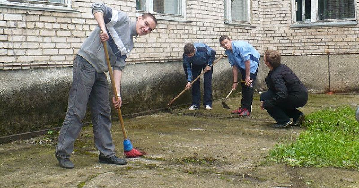 Уборка школьного класса. Уборка в школе. Школьники убираются. Уборка в школе дети. Уборка класса школьники.